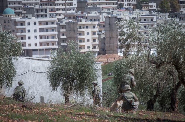 Mehmetçik Afrin'i YPG/PKK'nın tuzaklarından temizliyor